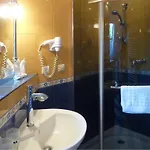 Eney Attic Three-room מלון לבוב