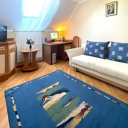 Eney Attic Three-room מלון